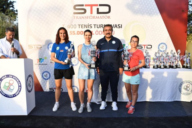 Şampiyon Tenisçiler Kupalarını Aldı