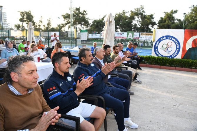 Şampiyon Tenisçiler Kupalarını Aldı