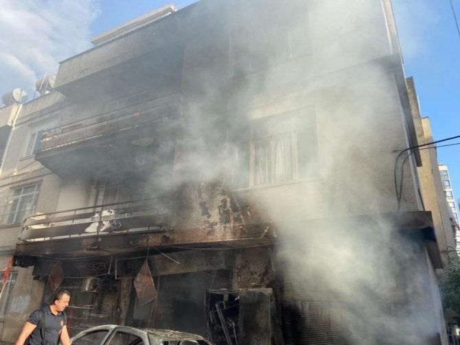 Takside Yangın Çıktı, İş Yeri İle İki Katlı Ev Yandı