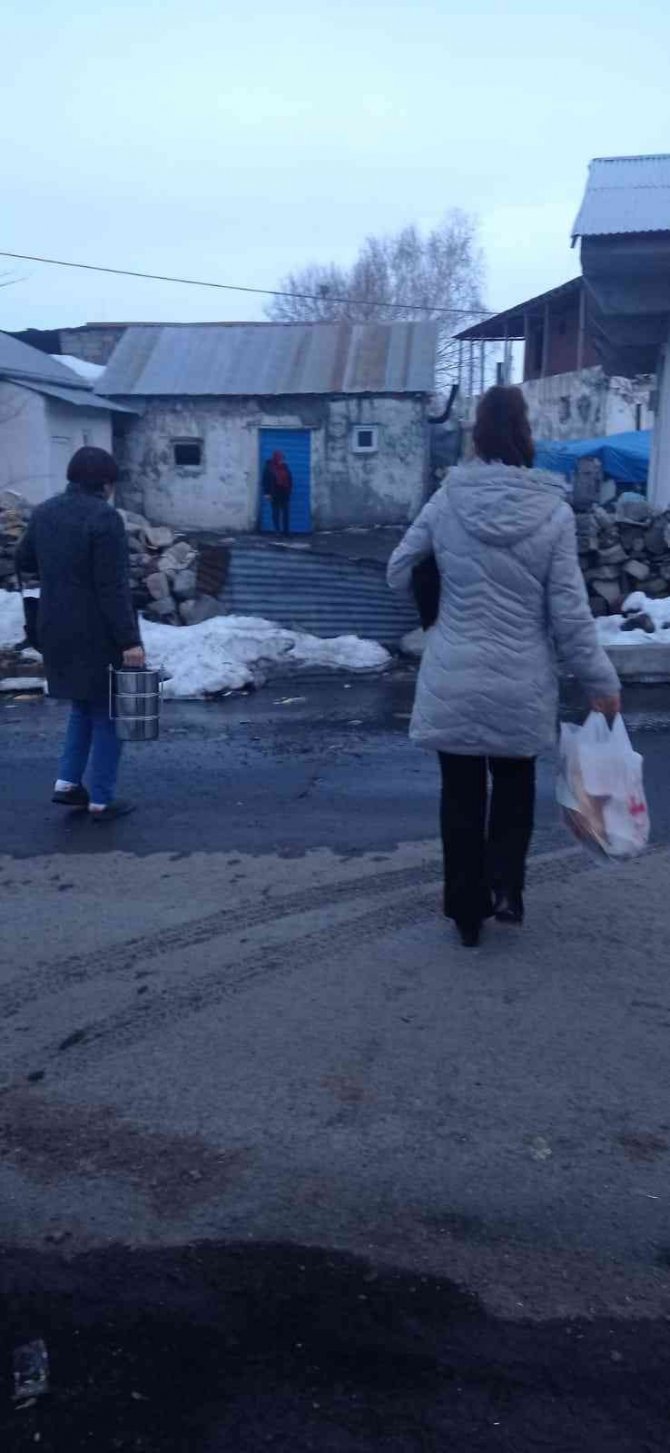 "Ak Kadınlar" Evlerinde Hazırladıkları Yemekleri İhtiyaç Sahipleriyle Paylaşıyor