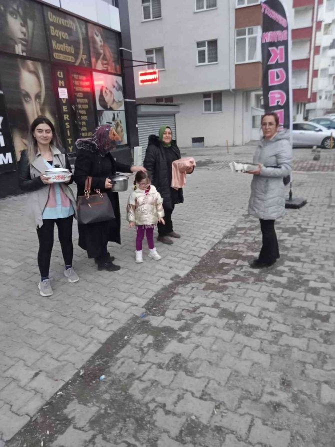 "Ak Kadınlar" Evlerinde Hazırladıkları Yemekleri İhtiyaç Sahipleriyle Paylaşıyor