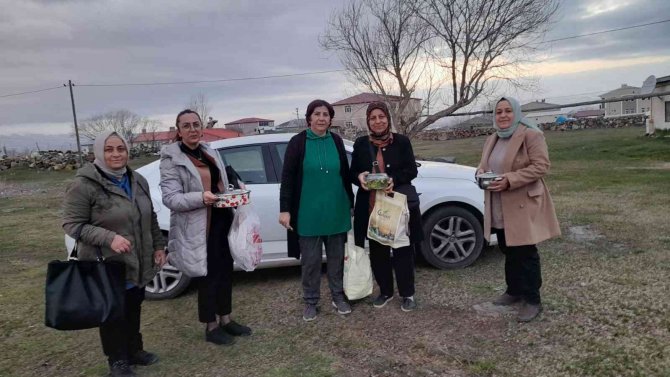 "Ak Kadınlar" Evlerinde Hazırladıkları Yemekleri İhtiyaç Sahipleriyle Paylaşıyor