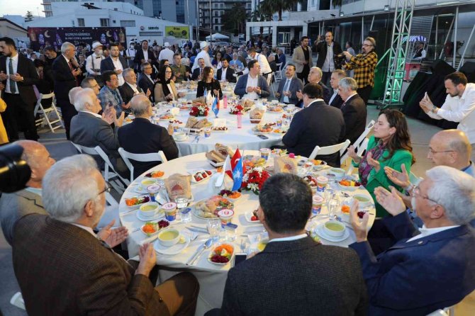 Ak Parti İ̇zmir’den ‘Dünden Bugüne Yol Arkadaşlarımızla Vefa İ̇ftarı’ Programı