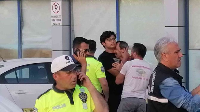 Otomobilin Çarptığı Kadın Hayatını Kaybetti, Eşi Torununa Sarılarak Ağladı