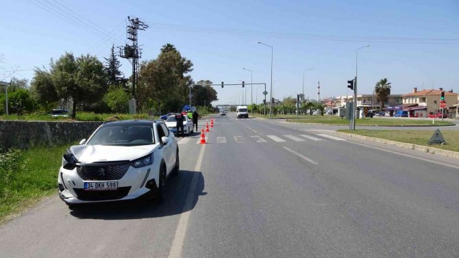 Genç Kız Yaya Geçidinde Çarpmanın Etkisiyle Metrelerce Savruldu