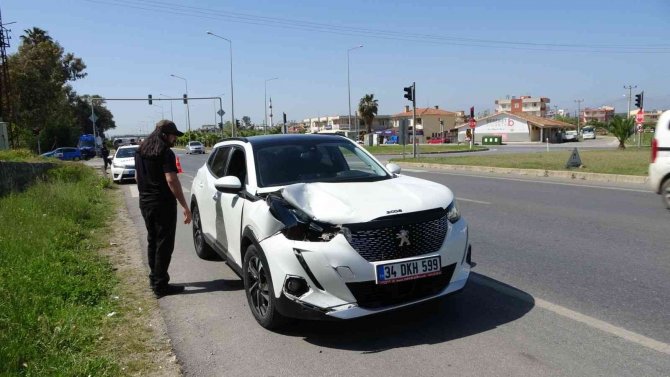 Genç Kız Yaya Geçidinde Çarpmanın Etkisiyle Metrelerce Savruldu
