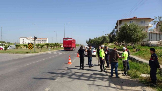 Genç Kız Yaya Geçidinde Çarpmanın Etkisiyle Metrelerce Savruldu