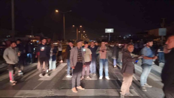 Yolun Karşısına Geçmek İsterken Hayatını Kaybeden Genç, Mahalleliyi Ayaklandırdı