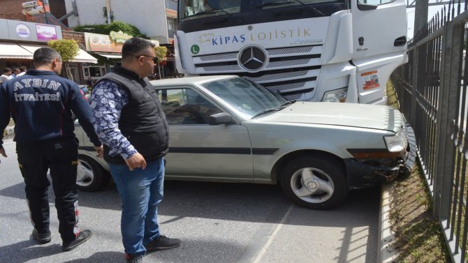 Önüne Aldığı Aracı Metrelerce Sürükledi