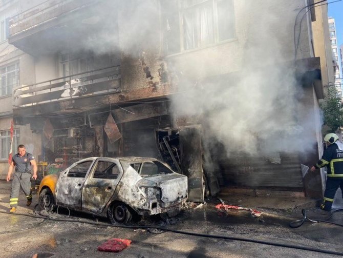 Takside Yangın Çıktı, İş Yeri İle İki Katlı Ev Yandı