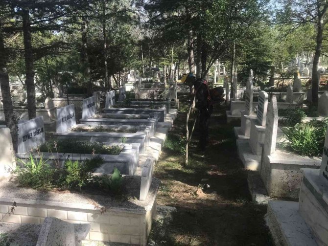 Bayram Öncesi Mezarlıklar Bakıma Alındı