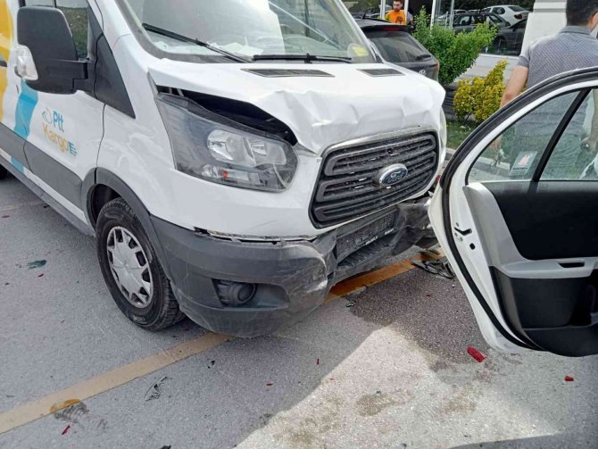 Sürücüsünün Baygınlık Geçirdiği İddia Edilen Kargo Aracı Park Halindeki 7 Araca Çarptı