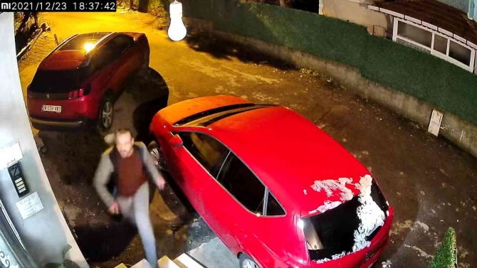 Beykoz’da ‘Arabayı Neden Buraya Park Ettin’ Dedi, Komşusuna Bıçakla Saldırdı