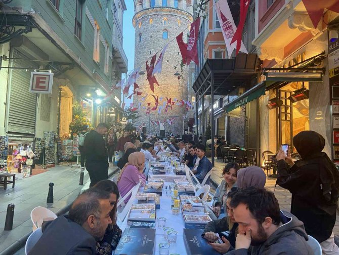 Galata Kulesi Çevresinde İftar Heyecanı