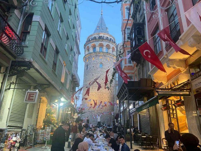 Galata Kulesi Çevresinde İftar Heyecanı