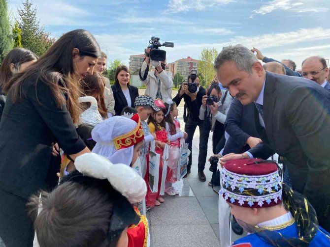Milli Eğitim Bakanı Özer: "Yarından İtibaren Okullarda Maske Kullanımını Kaldırmış Bulunuyoruz"