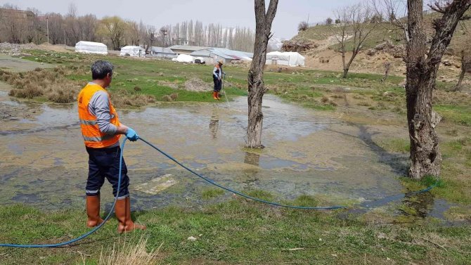 Bataklık Alanlarda İlaçlama Çalışması