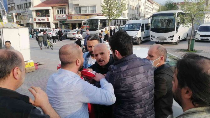 Gezi Davası Eylemine Türk Bayraklı Tepki