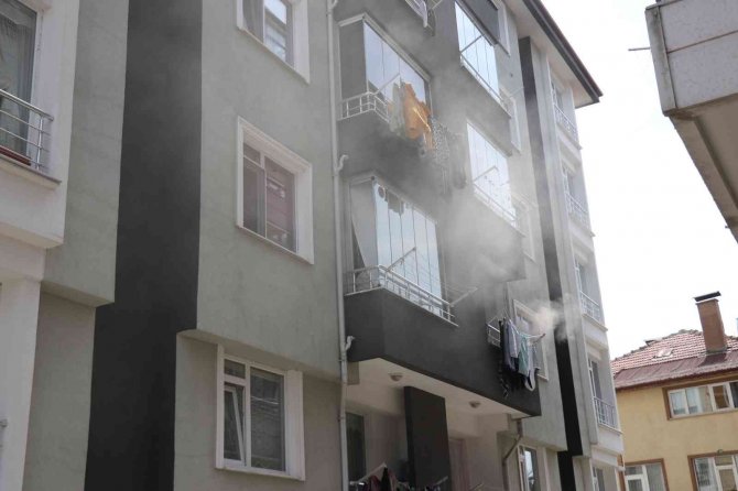 Kirada Oturduğu Evi Yandı, Gözyaşları İçinde Söndürme Çalışmalarını İzledi