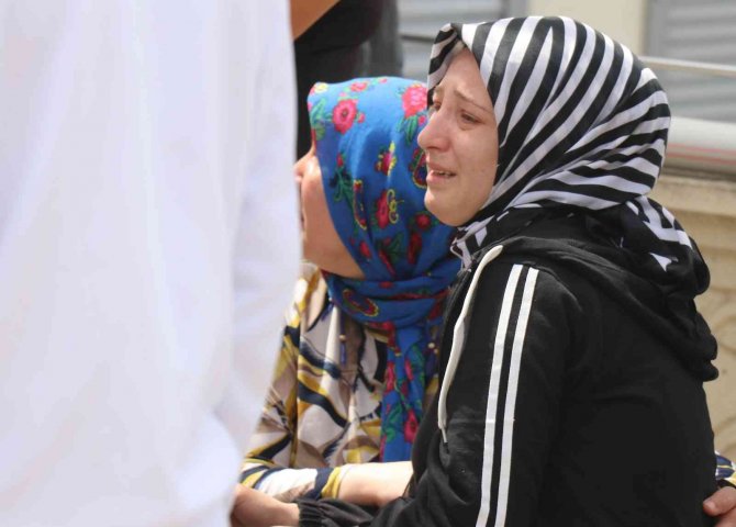 Kirada Oturduğu Evi Yandı, Gözyaşları İçinde Söndürme Çalışmalarını İzledi