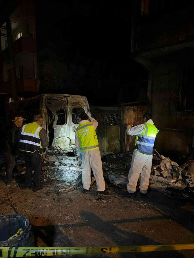 Bursa’da 2 Kişinin Öldüğü Uçak Kazasında Kaza Kırım Ekibinin İncelemesinin Ardından Enkaz Sokaktan Kaldırıldı