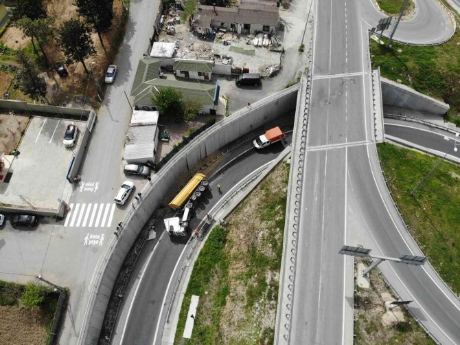 Virajı Alamayan Hafriyat Kamyonu Devrildi, Bir Kişi Yaralandı