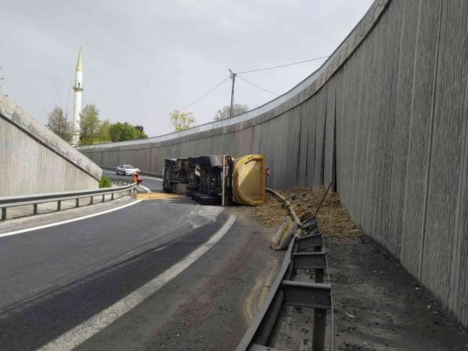 Virajı Alamayan Hafriyat Kamyonu Devrildi, Bir Kişi Yaralandı