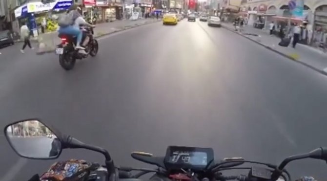 Kadıköy’de Motosiklet Sürücüsü Taksiye Çarptı
