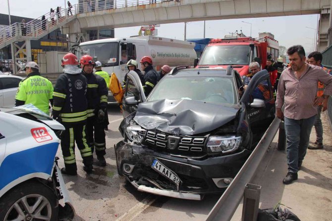 3 Aracın Karıştığı Kazada Sürücü Otomobil İçinde Sıkıştı