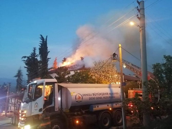 Evin Çatısı Alev Alev Yandı