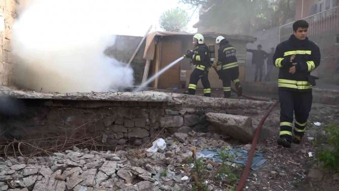 Komşusunu Öldüren Cinayet Şüphelisi Evinde Yakalandı