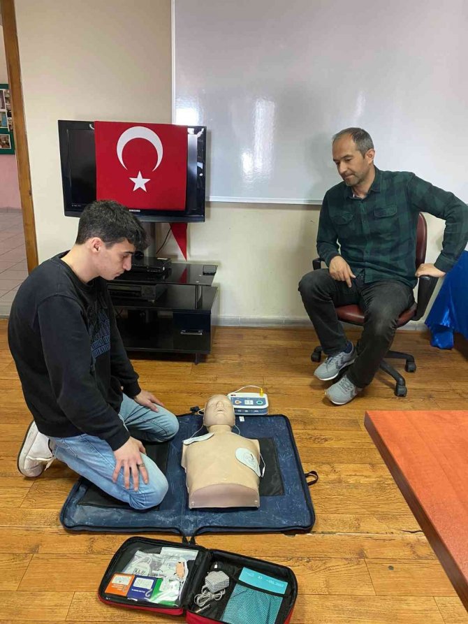 Öğrencilere İlk Yardım Eğitimi Verildi