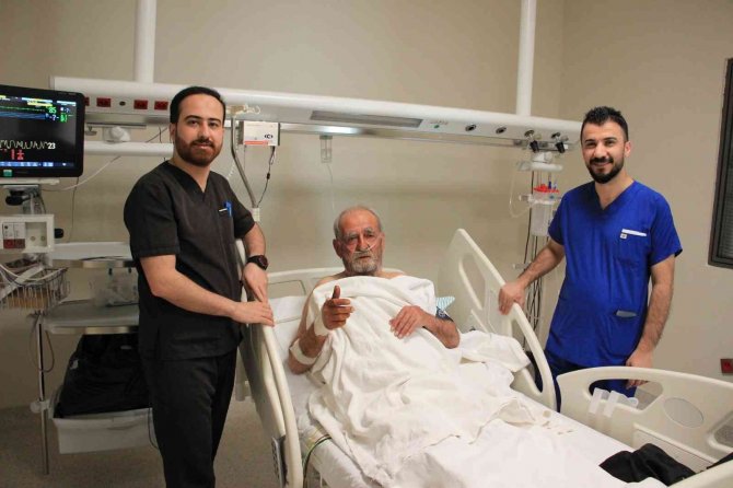 Elazığ Fethi Sekin Şehir Hastanesinde Anjiyografi Yöntemi İle Tıkalı Damar Açıldı
