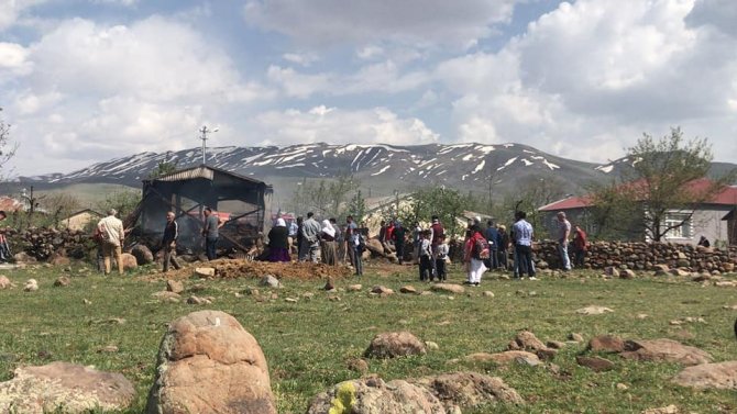 Park Halindeki Kamyonet Alev Aldı