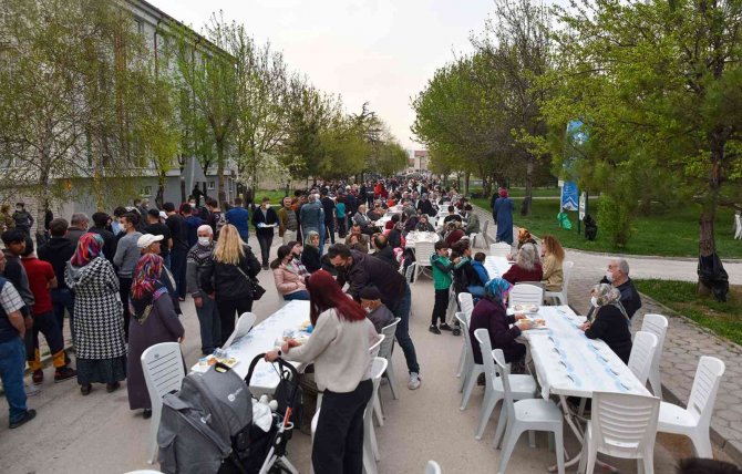 Tepebaşı’nda Ramazan Sevinci Sürüyor