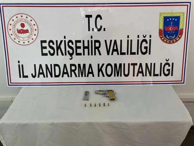 Hırsızlık Şüphelisinin Evinde Ruhsatsız Tabanca Ele Geçirildi