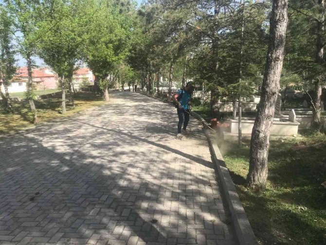 Bayram Öncesi Mezarlıklar Bakıma Alındı