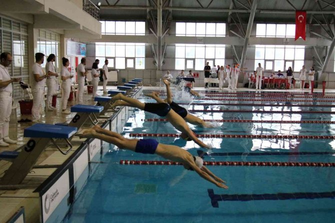 Gençler Dereceye Girmek İçin Kulaç Attı