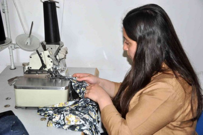 Yüksekovalı Kadınların Diktiği Elbiselere İ̇ran Ve Irak’tan Talep