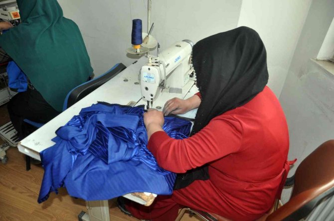 Yüksekovalı Kadınların Diktiği Elbiselere İ̇ran Ve Irak’tan Talep