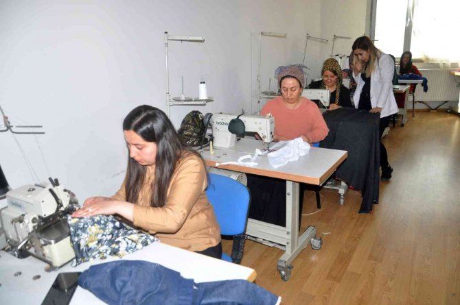 Yüksekovalı Kadınların Diktiği Elbiselere İ̇ran Ve Irak’tan Talep