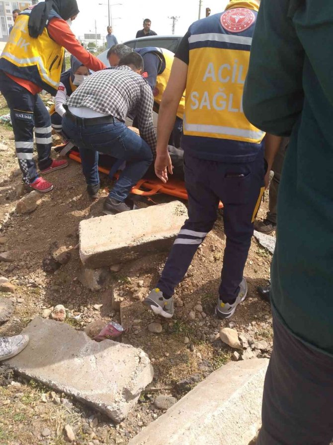 Hatay’da Ambulans İle Çarpışan Otomobilin Sürücüsü Yaralandı