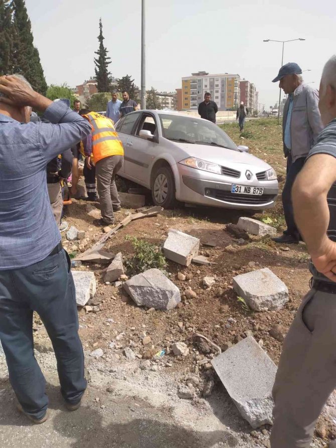 Hatay’da Ambulans İle Çarpışan Otomobilin Sürücüsü Yaralandı