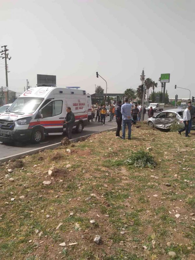 Hatay’da Ambulans İle Çarpışan Otomobilin Sürücüsü Yaralandı