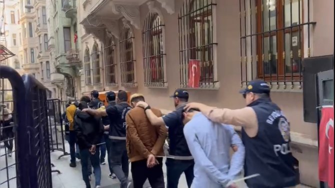 İ̇stanbul’da Film Gibi Rehine Kurtarma Operasyonu: Beyoğlu Polisi Satırlı İşkencecileri Kıskıvrak Yakaladı