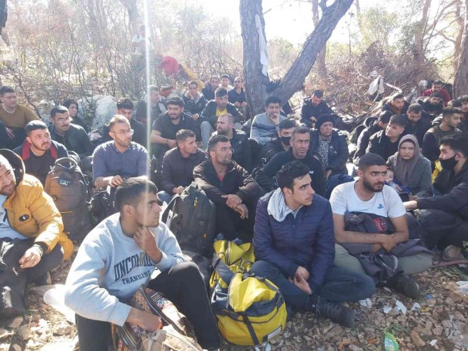 İ̇zmir’de Jandarmadan Göçmen Operasyonu: 12 İnsan Kaçakçısı Yakalandı