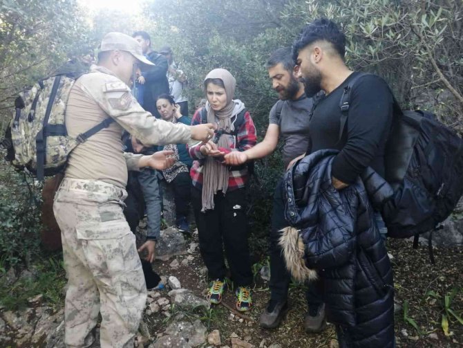 İ̇zmir’de Jandarmadan Göçmen Operasyonu: 12 İnsan Kaçakçısı Yakalandı