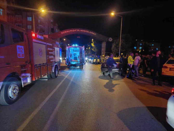 İ̇zmir’de İki Otomobil Çarpıştı: 2’si Çocuk 6 Yaralı