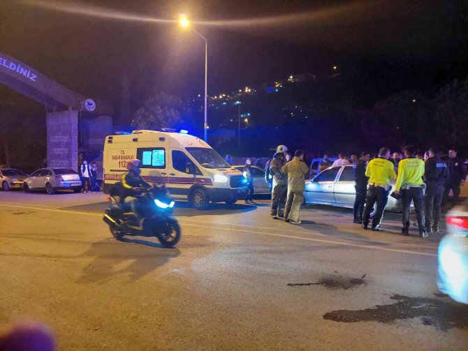 İ̇zmir’de İki Otomobil Çarpıştı: 2’si Çocuk 6 Yaralı