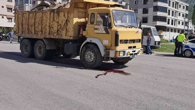 Hafriyat Kamyonun Altında Kalan Motosiklet Sürücüsü Hayatını Kaybetti